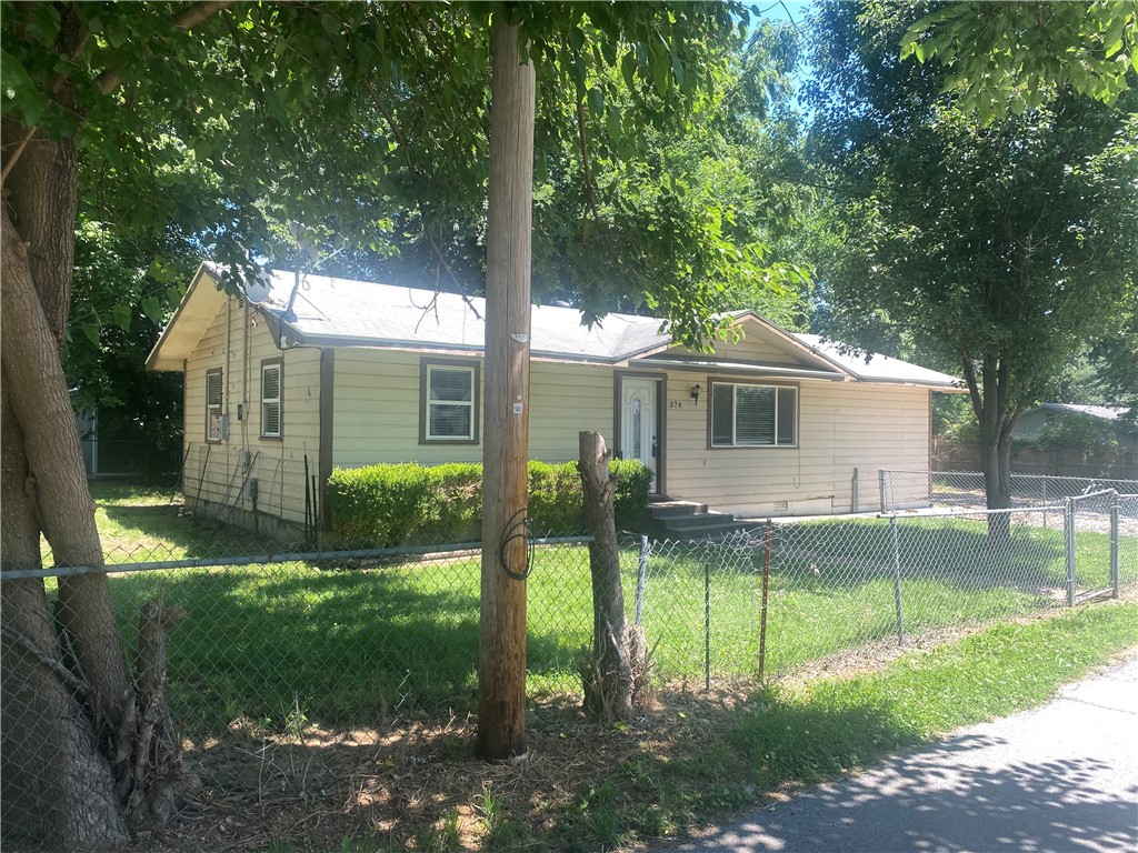 Home is sold as is. Cute home located in the heart of Pea Ridge. Walking distance to shopping, restaurants, and more. Great rental investment property or make it your own.