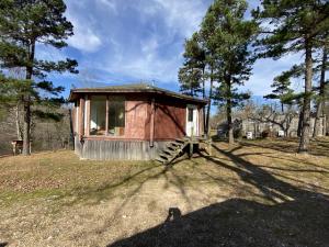 Very unique octagon shaped house sitting on 9.85 ac m/l. Two bedroom one bath with privacy. Only minutes from Bull Shoals Lake public access. Property is perfect for hunting or horses!