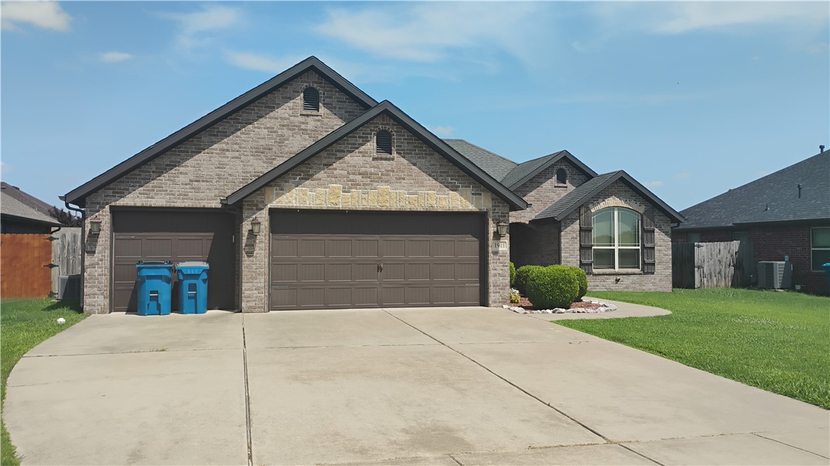 This lovely Bentonville home is ready for move-in. This home provides excellent location benefits, a private fenced back yard, 3 bedrooms and 2 full bathrooms, and comes with a fridge, stove, dishwasher, washer/dryer set, and microwave for a quick and easy move.
ONLY ~2.3 miles from Walmart Home Office!
Approx. 2.7 miles from the Mary Mae Jones elementary.
Approx. 1.8 Miles from Bentonville Brewery, and all the food trucks that come with it!
Approx. 1.4 miles from Creekside park.
Approx. 3.2 miles from Bentonville Municipal Airport.
Surrounded by local shopping and dining locations, with easy access to 14th st.
Private, fenced back yard.
Pet-friendly! Some breed restrictions apply.
Fridge, Microwave, stove, and washer/dryer set included!
Comfortable master bathroom with separate walk-in shower and whirlpool tub.