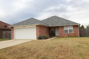 5 year old home located in the heart of town! Split bedroom floor plan, 10' ceilings in living room, master bedroom with trey ceilings and double master closets, custom cabinets, and premium vinyl plank flooring throughout. Close to schools, restaurants and shopping.