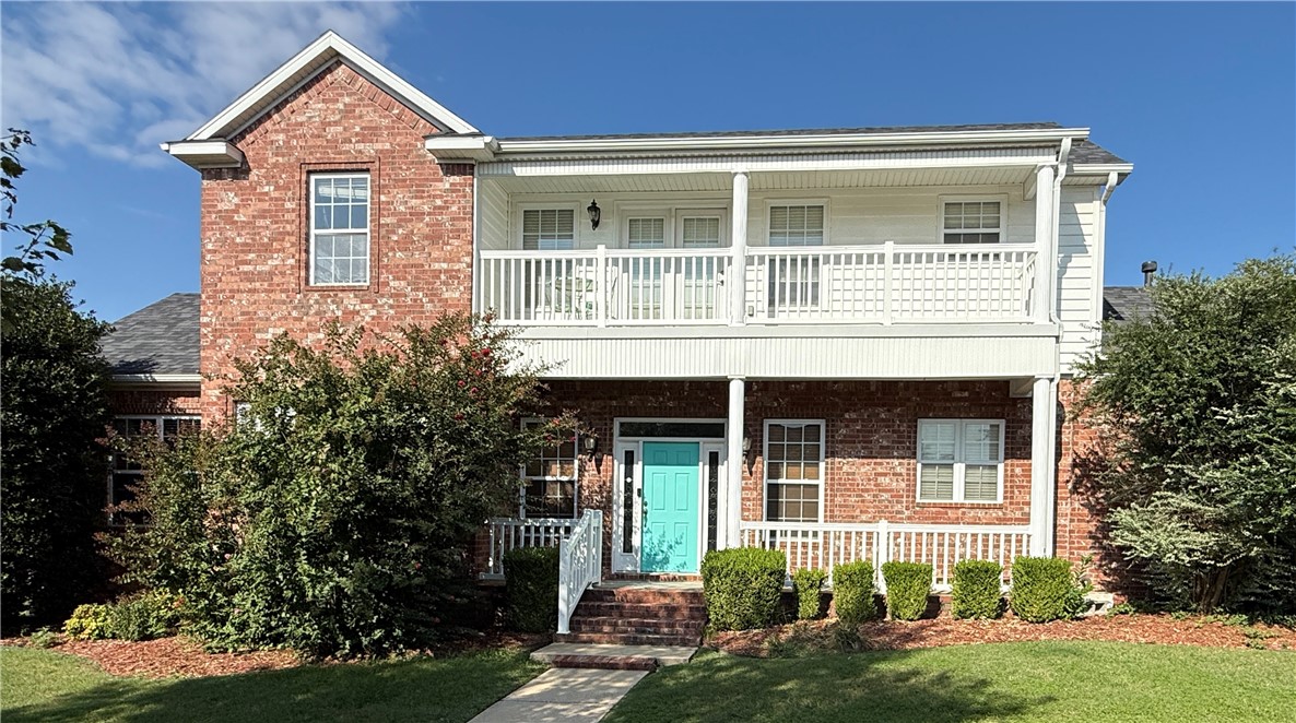 Welcome to this beautifully remodeled 3-bedroom, 2.5-bath home in the highly sought-after Harbour Meadows subdivision. With over 2,000 square feet of living space, this two-level home offers comfort, functionality, and stunning lake view.
The main level features a spacious primary suite complete with a luxurious bath that includes a soaking tub, walk-in shower, and double-sink vanity. The kitchen and bathrooms are tiled, while the rest of the home boasts brand-new bamboo flooring. Upstairs, youāll find two additional bedrooms, an office, and a cozy sitting area that opens to a private balconyāperfect for enjoying your morning coffee while taking in the view.
Situated on a corner lot. The Harbour Meadows subdivision provides amenities including lake, parks, pool, and clubhouse. Conveniently located within walking distance to Harbor High School and just one mile west of I-540, this home blends modern updates with great location. Yard maintenance included.