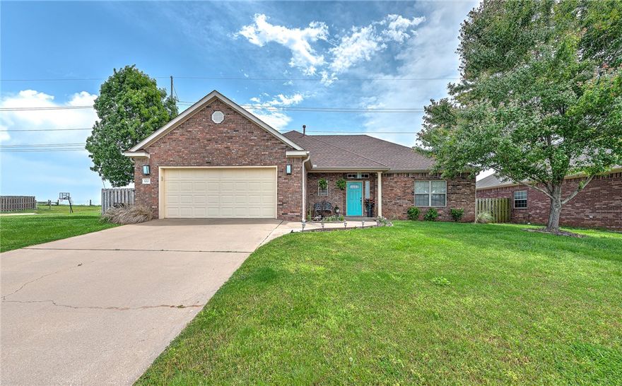 Prime location! $2000 buyer credit!! This home sits on a corner lot backing up to the trail in the heart of Downtown Rogers! Make this your new home and enjoy the many upgrades and an unbeatable location!
Prime Location!
*Just 6 minutes to The Promenade Mall
*7 minutes to The AMP for live music and entertainment
*15 minutes to Crystal Bridges Museum of American Art
Recent Upgrades!
*Brand-new carpet throughout
*New roof and new HVAC system—move-in ready and worry-free
*Double ovens for your cooking and baking needs
*Washer, dryer, and refrigerator convey!
This home is perfect for anyone looking to enjoy the vibrant lifestyle of Northwest Arkansas while living in a quiet, established neighborhood.