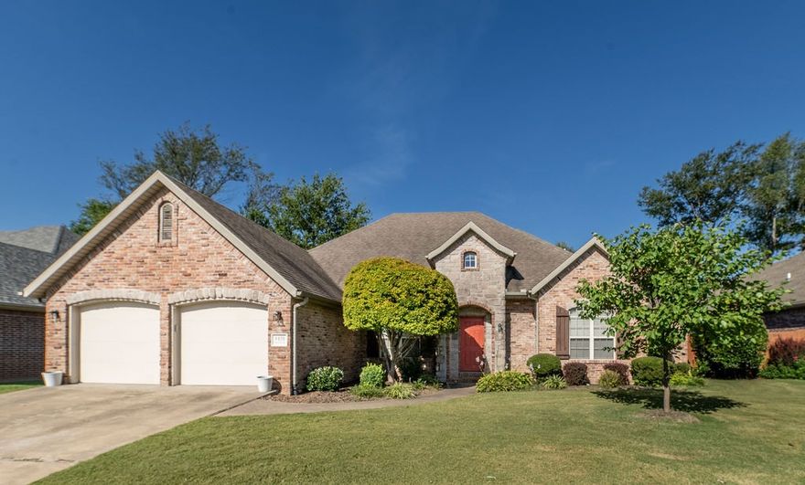 Move-in ready 4BR/2.5BA in the heart of Rogers! Features an updated kitchen with open layout to living room, LVP flooring in main areas, and split bedrooms for privacy. The 4th bedroom works perfectly as an office or flex space. Relax on the screened porch overlooking the backyard. Excellent location near the Greenway Trail, shopping, dining, Pinnacle Hills, and I-49—just 20 minutes to Bentonville or Fayetteville!