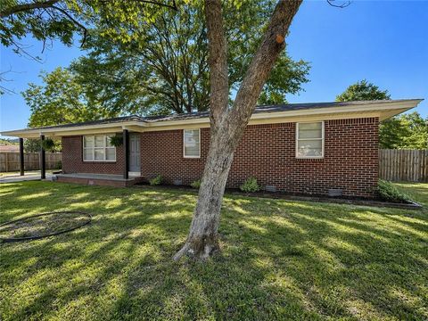 Photo of 205 N Tulsa Avenue, Russellville, AR 72801 (MLS # 1343938)