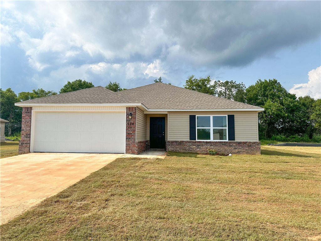 OFFERING A 3.875% INTEREST RATE 2/1 BUYDOWN (3.875% year 1, 4.875% year 2, and 5.875% years 3-30), 4.875% FIXED INTEREST RATE ON VA, USDA,AND FHA LOANS, OR $12,000 TOWARDS CLOSING COSTS and/or APPROVED OPTIONS THROUGH 8/22/24 @6:00PM OR UNTIL FUNDS RUN OUT WHEN USING PREFERRED LENDER!!!!
MOVE IN READY!!!
The lovely Ross plan is packed with curb appeal with its welcoming covered front porch and inviting front yard landscaping. This home features an open floor plan with 3 bedrooms, 2 bathrooms, an expansive family room, and an eat-in kitchen fully equipped with energy-efficient appliances, ample counter space, and a roomy pantry. Plus, a covered entryway. Learn more about this home today! *Photos are of similar model