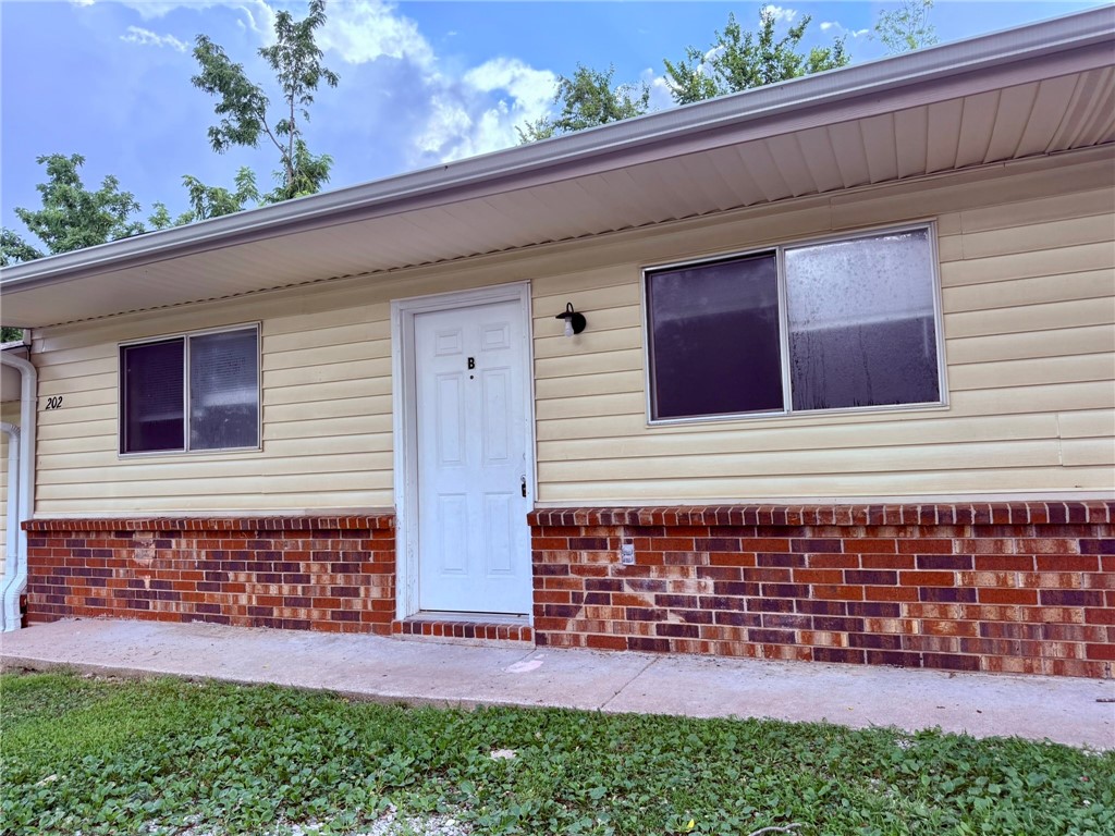 Great Location close to Walmart Home Office. 2 bedroom 1 bath 4 plex with fresh paint, wood style flooring in main living area and new carpet in bedrooms. washer/dryer and refrigerator included. Owner maintains lawn.