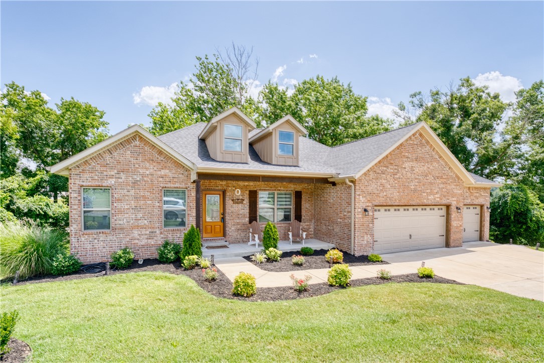 Welcome to your spacious retreat near Sugar Creek Golf Course! This beautiful 4-bedroom, 3-bathroom home offers versatile living with two full living areas, perfect for multigenerational living or entertaining. Step inside to find soaring ceilings in the main living room, creating an airy and inviting space. The main level features: 3 beds, 2 full baths, open-concept kitchen and dining area, laundry room conveniently connected to the primary closet, a charming covered front porch, and a 12x12 deck off the back.
The fully finished walk-out basement includes: 1 bed, 1 full bath, office/workout room, second living room, bonus room/storage, and an oversized patio thatās perfect for outdoor gatherings. Located in a peaceful neighborhood just minutes from the golf course, this home offers plenty of room to spread out, relax, and enjoy the best of Pea Ridge living. Donāt miss the opportunity to own this versatile and beautifully designed home!