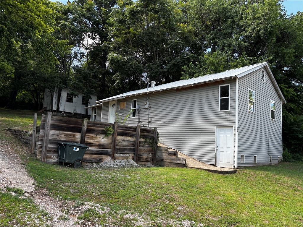 Charming Home Near Historic Downtown Huntsville ā Only $129,000!
This 3-bedroom, 1-bath home is full of potential and perfectly located just steps from the heart of historic downtown Huntsville and near the police station. Whether youāre looking for a starter home, rental property, or a great investment, this one is worth a look. Enjoy the convenience of in-town living in a walkable location. SOLD AS IS. At just $129,000, this is an opportunity you donāt want to miss! Listing agent is related to seller.