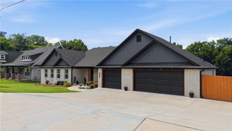 Photo of 1045 W Garland Street, Siloam Springs, AR 72761 (MLS # 1351756)