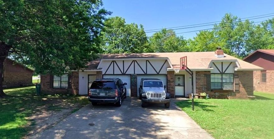 Great investment opportunity with reliable long term tenants. Both units offer an open concept kitchen, large living room with wood burning fireplace, solid surface flooring, & nice sized back yards. Great location...close to schools, grocery, shopping, I-49, walking distance to Walmart Supercenter, and 10 minutes from the Walmart Home office!
*Showings will be permitted after accepted offer.