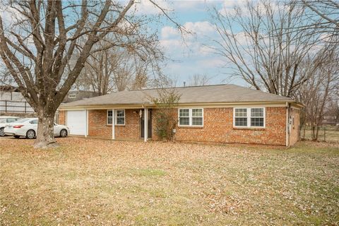 Photo of 1000 S Jerry Avenue, Fayetteville, AR 72701 (MLS # 1329702)