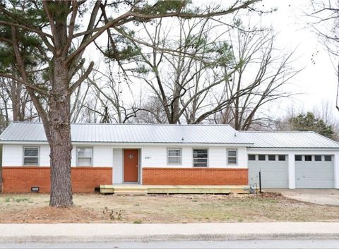 Photo of 2221 W Lawson Street, Fayetteville, AR 72703 (MLS # 1328731)
