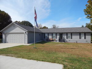 Very nice 3BR, 2BA home located just outside of Harrison in a beautiful area, Bergman school district, 1.8 acre lot with nice trees, large covered back deck with additional patio area, storage building on concrete floor, deep garage for those crew cab trucks, all stainless kitchen appliances stay, master has his and her closets, soft high end carpet, and nice gas log fireplace in living area.