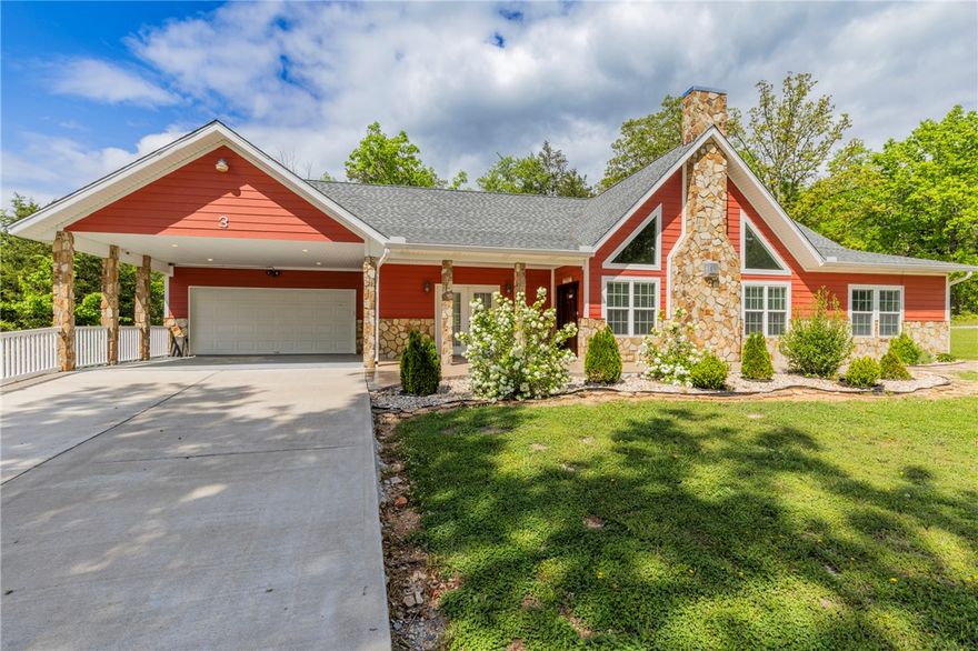 Built in 2021, this 3BR, 2.5BA home features an open, split floorplan with cathedral
ceilings and a spacious living area. The kitchen offers abundant cabinetry and counter space. The primary suite includes a jetted tub, walk-in shower, and ample space.  Located minutes from golf, the marina, pool, walking trails, and Table Rock Lake, with a quick 15-minute drive to Downtown Eureka Springs.