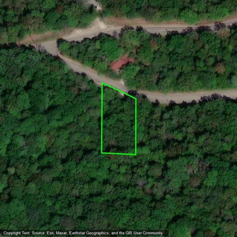 Gentle sloping lot near Stateline to build your home and enjoy the many amenities of Holiday Island 2 golf courses, pools, recreation center, tennis and pickle ball courts, and nearby marina.