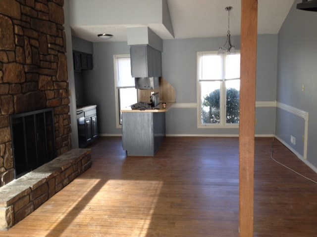 Nice 3bd/3ba condo remodeled with new flooring, paint, light fixtures, etc! Comes with stove, microwave and dishwasher. Rents for $800 a month with a $600 Deposit. Questions or want to book a viewing give us a call we'll be happy to help.