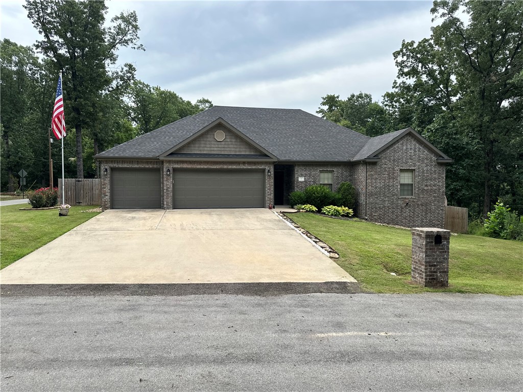 Great 3 bedroom, 3 car garage. Home right on the Tunnel Vision trail! No carpet, all tile. Fenced back yard. Bentonville schools.