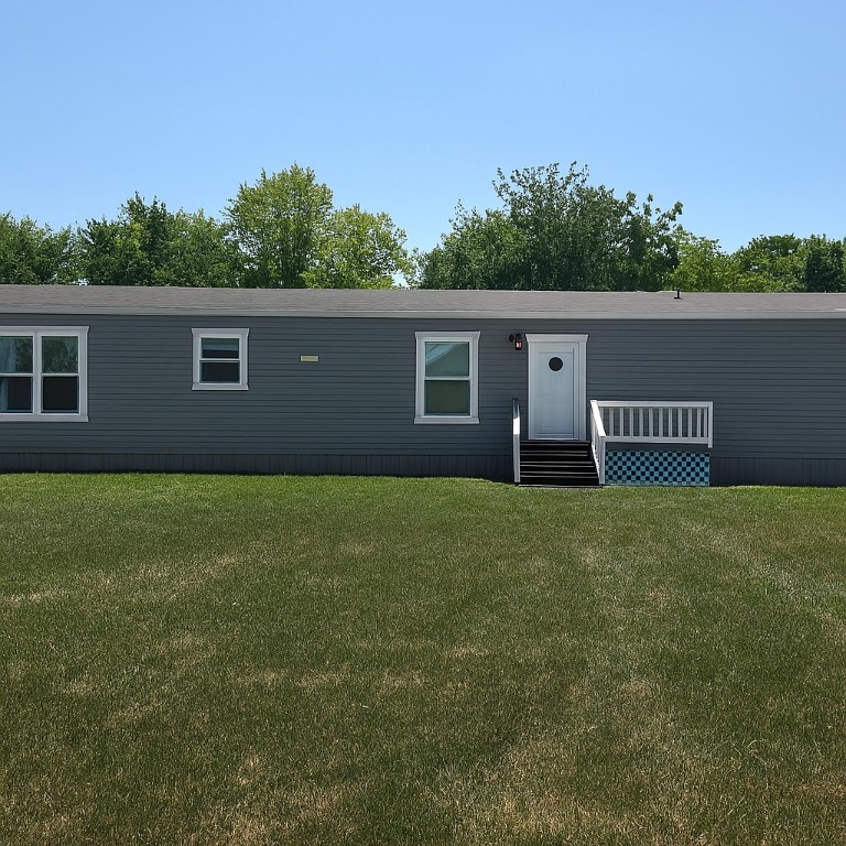 A spacious singlewide on a level half acre on pavement in Bergman school district. Midway between Harrison and Bull Shoals Lake.