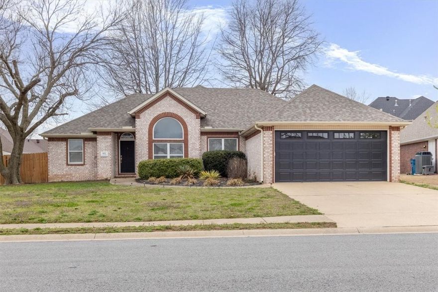 Adorable home in a fantastic location! 3 minutes to the Wal-Mart Home office campus with easy access to I-49 and centrally located to both Bentonville and Rogers. This home has a newly remodeled main bath, new dishwasher, updated lighting throughout, fresh paint, new garage door, high ceilings, two fireplaces, and split floor plan. Eat-in-kitchen and formal dining space.