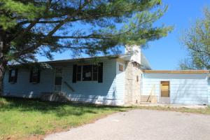Home in the country on approx. 1.18 acres m/l close to the lake, hardwood floors, large fenced backyard, large master bedroom with huge master bath & laundry. Extra rooms for office/craft room, etc. All #'s are approx., age is estimate, sq. footage per assessor's card. "HUD homes are Sold As Is"www.chronossolutions.comwww.HudHomeStore.com Case#031-41939.http://view.paradym.com/3814494/sk/13