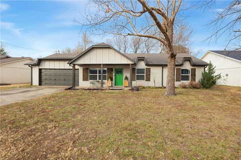 Photo of 310 SW 11th Street, Bentonville, AR 72712 (MLS # 1331473)