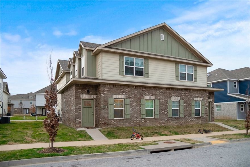 5 units-1 unit/lot, 2 sides/unit; Lot 32 1,842 sf/ side, 3 bed, 2.5 bath; Lot 42 & 30 1,825 sf/side, 3 bed, 3.5 bath; Lot 43 & 31 2,059 sf/side, 4 bed, 4.5 baths; Perfect investment near University of Arkansas students. En suite bathrooms, granite counters, covered decks with tile & rod iron. Front covered entry; rear access to the garage.