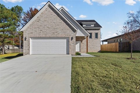 Photo of 936 S Liberty Drive, Fayetteville, AR 72701 (MLS # 1351670)