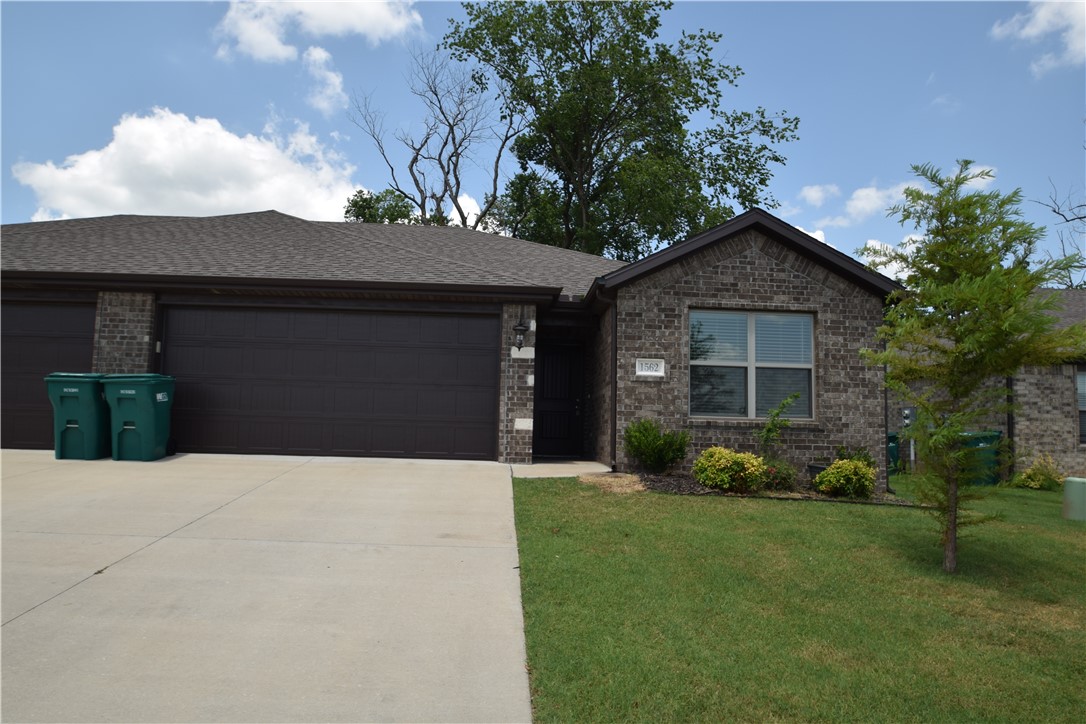 Newer duplex in great location! Close to the Wal-Mart Neighborhood Market on Hwy 102 and Green House Rd in Bentonville, 3 bedroom split plan, 2 paths, open living space, wood tile in the main living space and carpet in the bedrooms. Kitchen has gas range, granite and pantry. Refrigerator and washer & dryer provided. Lawn care included. No smoking. Pets negotiable with owner approval.