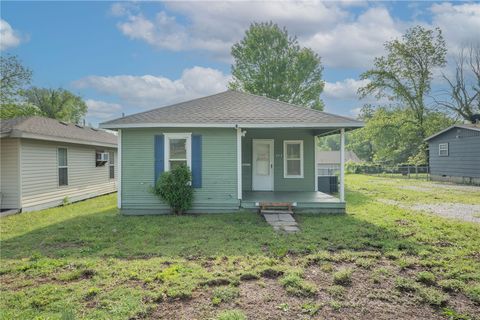 Photo of 203 S Schifferdecker Avenue, Joplin, MO 64801 (MLS # 1344631)