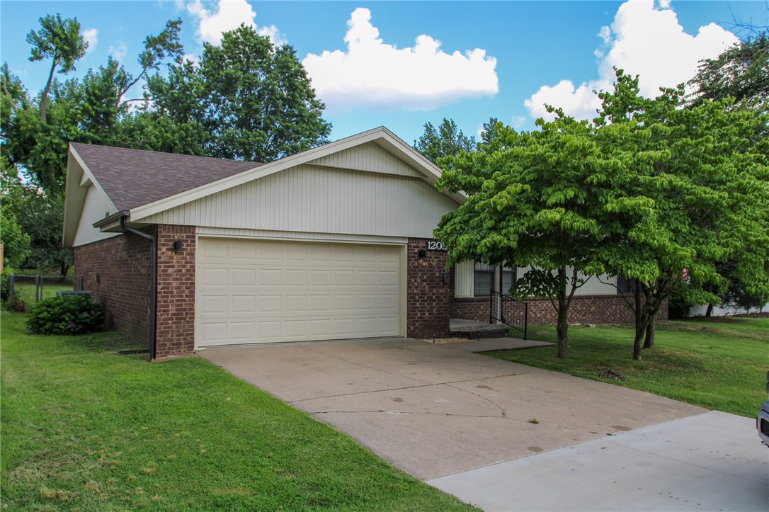 Step out your front door and straight onto the NWA Greenway Trail—this spot is all about location and lifestyle. With over 2,000 square feet, this 3-bed, 2-bath home in Countrywood Estates gives you room to spread out, inside and out. The kitchen has plenty of storage and space to gather, and the oversized backyard includes a handy storage building. You're minutes from schools, shopping, and Beaver Lake, with everything you need close by. Clean, well-kept, and ready for what’s next.