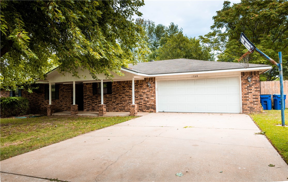 Beautiful,newly painted house in a quiet serene setting. Large backyard. Huge rooms. Close to downtown Bentonville, I549 Exit and markets. Well maintained house with great neighbors. Corner lot with mature trees.