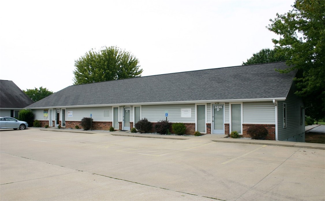 Office/Retail space available. Lease rate is $915/Month. Tenant pays electric and gas.