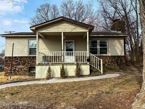 Photo of 414 E Glenview Street, Neosho, MO 64850 (MLS # 1339316)