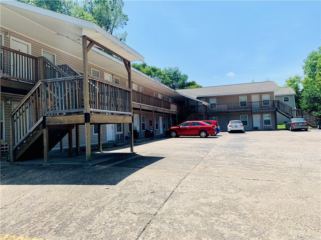 Nice 1 Bedroom, I Bathroom apartment located near the University of Arkansas. Refrigerator, W/D included in unit. Pets negotiable with pet deposit. One pet limit weighing no more than 25 pounds when full grown.