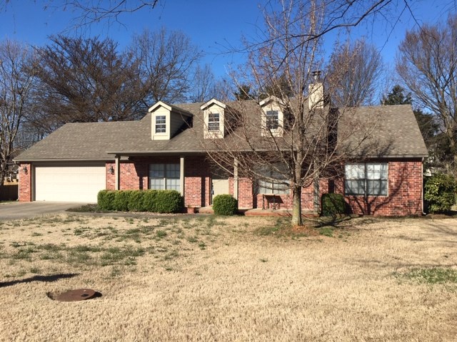 Great location, walking distance to Root School, to downtown or to Gully Park, quiet, at end of cul-de-sac. 10 ft ceiling in LR, vaulted ceiling in MBR, formal dinning R. walk-in closets, covered front porch.