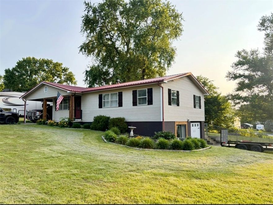 Updated 3 bed 2 bath home WITH a basement outside city limits on a half acre corner lot!! 1316 sqft upstairs with a 348 sqft bonus room in the basement along with 870sqft of unfinished space. Two sets of French doors that let out to the back porch. A huge fenced in back yard, and a large flower bed in the front yard that blooms beautifully in the spring! You don’t want to miss this opportunity!
Agent owned.