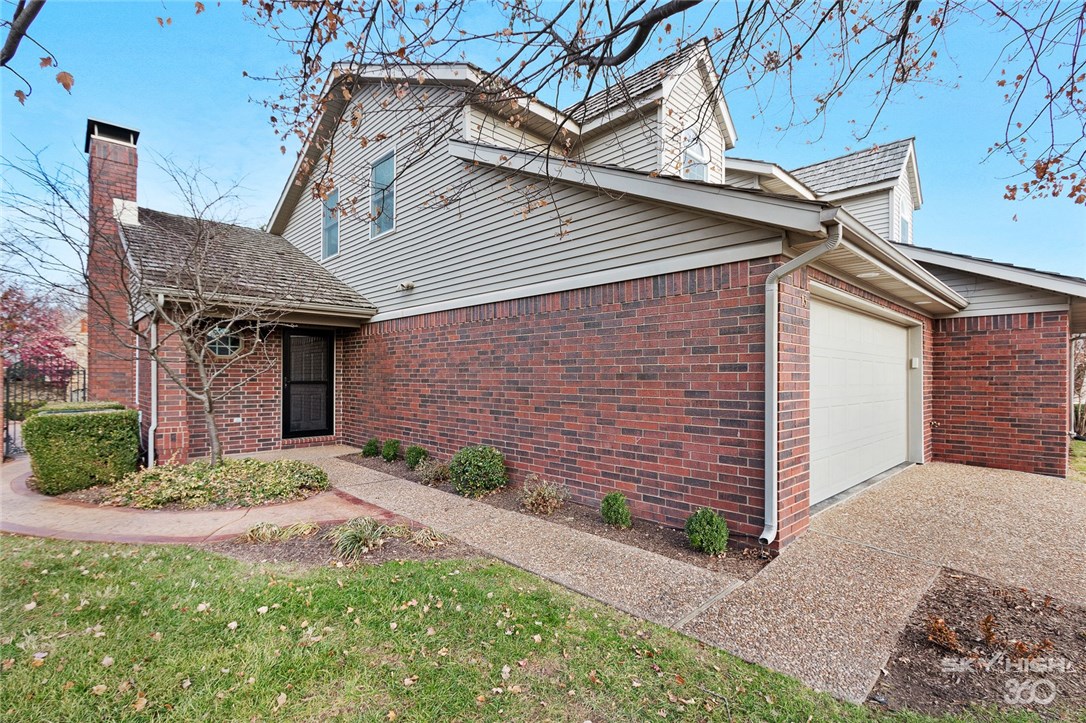 Premium condo in Pinnacle Country Club. Master is on main level, 2 bedrooms upstairs w/full bath. Granite countertops, wine room, open living area and a cozy secluded court yard with wood burning fireplace. This one has lots of upgrades!!