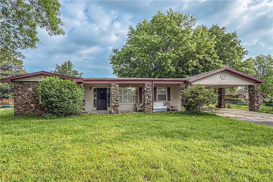 4 bedroom, one level home on 1.5 acre lot, only a couple of miles south of Harrison City limits. This home has 4 bedrooms, 1 full bath, 2 half baths, living room, den, sunroom, level cleared lot, attached two car carport, detached garage/workshop, and near end of the road location. She is a little dated but has been taken care of.