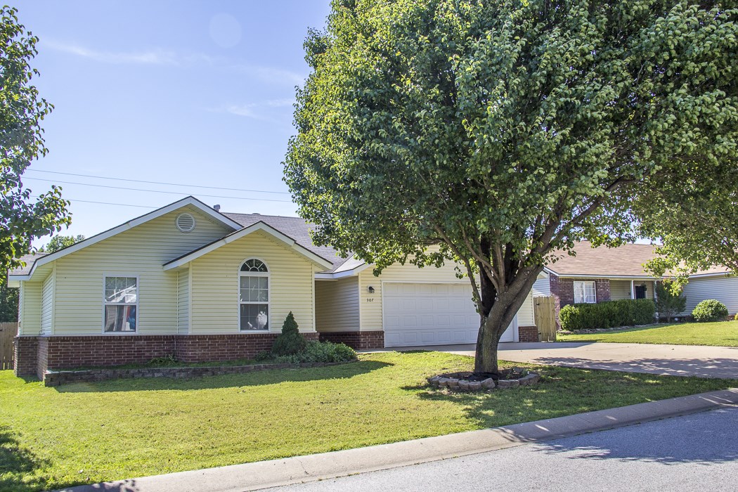 Don't Miss this awesome 3 bed/2bath home with over 1,500 sqft priced to sell fast at only $110,000! New Slate GE Profile Appliances, New Paint throughout! Great floorpan with formal dining, large eat-in kitchen, large Master bedroom with double tray ceiling, arched doorways and cathedral ceilings!
