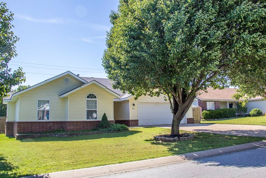 Don't Miss this awesome 3 bed/2bath home with over 1,500 sqft priced to sell fast at only $110,000! New Slate GE Profile Appliances, New Paint throughout! Great floorpan with formal dining, large eat-in kitchen, large Master bedroom with double tray ceiling, arched doorways and cathedral ceilings!