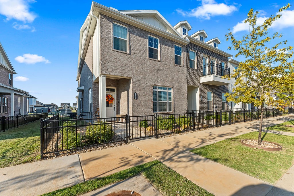 Check out this beautiful, spacious 4-bedroom, 3.5-bath townhome with well over 2,300 sq. ft. located in the highly sought-after Glen Arbor neighborhood within the Bentonville School District. This home features an attached 2-car garage and is part of an impressive fourplex community designed for low-maintenance living. Glen Arbor offers a unique lifestyle in the heart of Bentonville, with amenities that include gated dog parks, a community lawn, a pavilion for gatherings, plus regulation-size bocce ball and pickleball courts. This home is the popular āSavannahā floorplan with rear-entry garages and private courtyard fencing. The open floor plan encompasses a great space for entertaining with a large living area and kitchen with ample dining space. The primary suite is situated downstairs to provide a private setting with a spa like primary bath. Upstairs you will find 3 additional spacious bedrooms, 2 full bathrooms, and a second living/entertainment area. Many modern updates await! Come and check it out today!