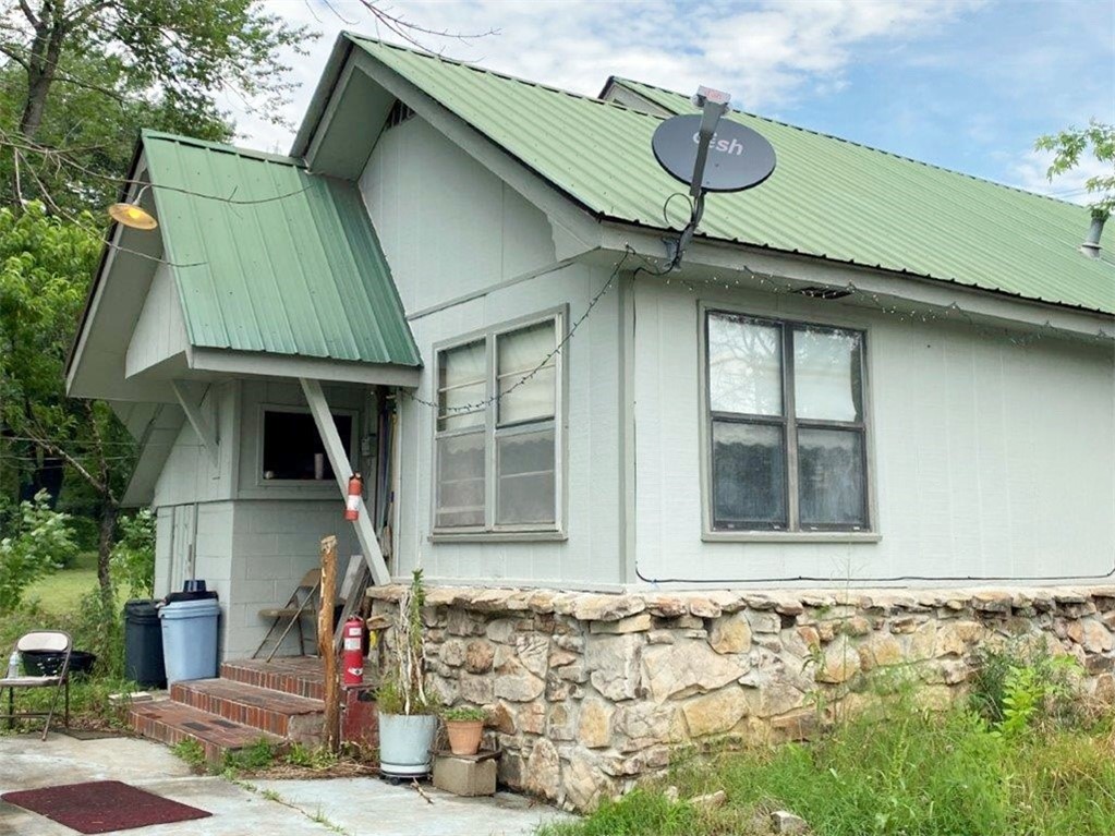 Home and income possibilities come with this house and 5-unit motel with opportunities for a beauty salon, office, etc. Total Square footage for Home/Salon/Motel is 3113 Sq. Ft. Two bedroom home could be converted to three bedrooms. Small shed for a workshop, storage, etc. Pretty park-like yard with room for your toys. Great location in small town on US Hwy 65 in the heart of the Buffalo National River country. Within 15-30 minutes of multiple landings on the river. Within an hour and 10 minutes of Bull Shoals, Table Rock, Taneycomo, Norfork and Greers Ferry Lakes, and the White and Little Red Rivers. Located within minutes of numerous camping, hiking, canoeing, hunting and sightseeing venues. Come check out this property offering a home and income stream opportunities! All #'s approximate. Acreage and age are estimates.
