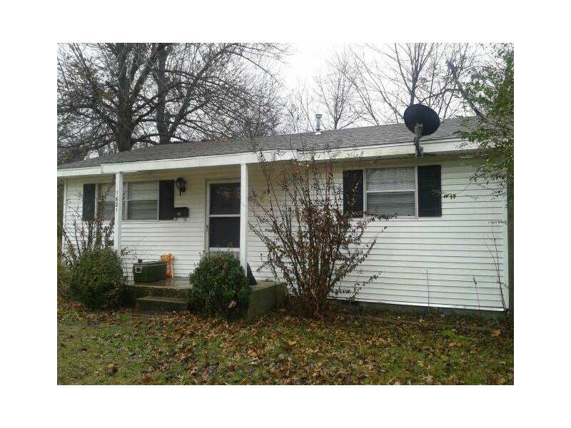 CUTE LITTLE BUNGALOW CONVENIENT TO JUST ABOUT EVERYTHING!