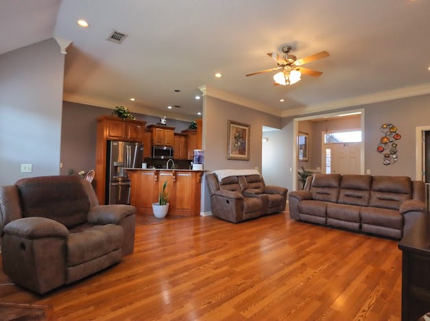 Photo 3 of 21 of 207 W Windsor Drive house