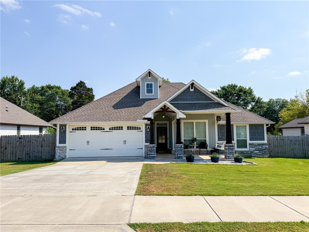 Nestled in the charming Elkhorn Ridge Subdivision Phase lll, this beautifully crafted single-story home, built in 2019, offers comfortable and modern living in a peaceful neighborhood setting. The home features approximately 1,633 square feet of thoughtfully designed living space, complete with 3 bedrooms and 2 full bathrooms ā the perfect setup for families or guests. Located within Pea Ridge's well-regarded neighborhood, the property is part of the Pea Ridge School District, serving students from kindergarten through high school.
