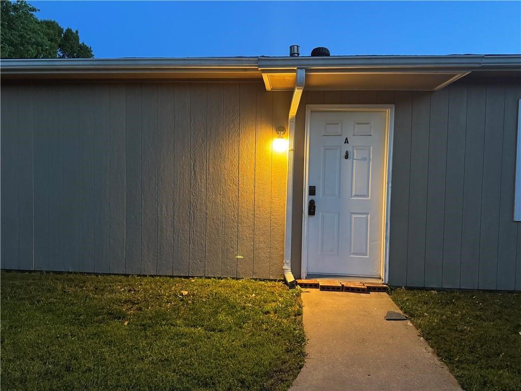 This cozy 2-bedroom, 1-bath home perfectly blends comfort and convenience, nestled in a welcoming
neighborhood with easy access to local businesses, schools, and Highway 412. The fully fenced backyard
offers privacy and a great space for outdoor activities, pets, or simply unwinding. Whether you're a family
or professional, this home is ideally situated for both work and play, with everything you need just
minutes away. Schedule a tour today and see all that this charming home has to offer!