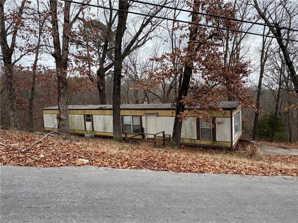 Great location near Blowing Springs Parks & Trials and close to the new OZ Trails Bike Park the chairlift-served mountain bike park. Trailer is in poor condition and will need full renovation.