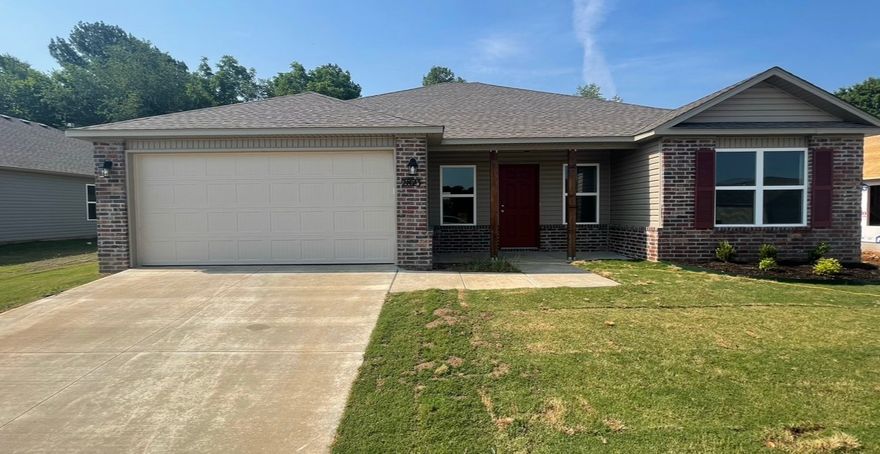 Welcome to this charming home located in the heart of Fayetteville, conveinent to I49 access. This inviting residence offers a perfect blend of comfort and modern living with one of the bedrooms in front for potenial office space. Set in a friendly neighborhood, this property is conveniently close to local amenities, parks, and schools, making it ideal for families and professionals to live.