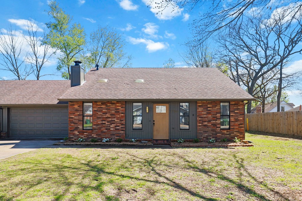 These renovated three-bedroom, two-bath townhouses feature 2019 updates including modern flooring,
granite countertops, fresh paint, and new appliances (refrigerator, washer and dryer included). Enjoy
abundant natural light through skylights, windows, and sliding glass door leading to a private patio. The
primary bathroom offers a makeup station, while the guest bath features a newly epoxied shower.
Appreciate the walk-in closet, ceiling fans, and two-car garage. Outside, find a fresh new paint job, brand new front door, professional landscaping and six-foot privacy fencing on three sides. These townhouses share only a garage wall with excellent sound insulation. Conveniently located near Walmart Home Office,Restaurant Row, shopping centers, freeway