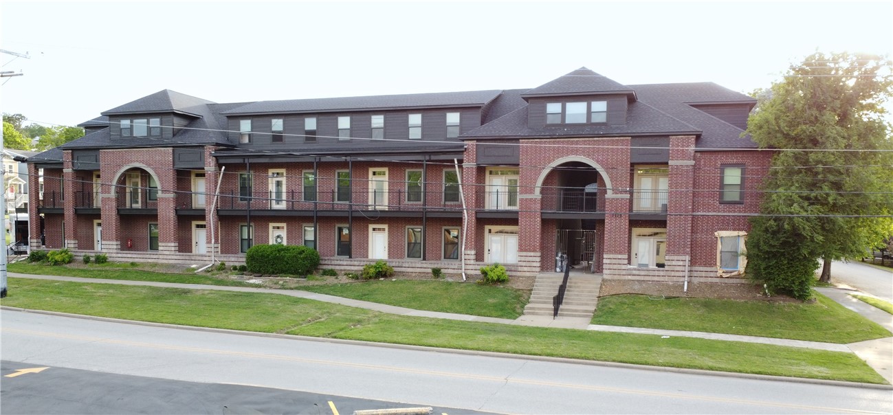 North Corner Condos - Luxury, Security & Location, All in One.
Newly renovated and just steps from the University of Arkansas, North Corner Condos is a boutique 19-unit community perfect for students or investors.
Unbeatable Location: .6 mile walk to University of Arkansas, One Minute walk to Razorback Greenway, One mile walk to Dickson Street, shops, dining, and bus stop at your door.
Fully Renovated: New roof, windows, paint, gutters, and HVAC—move-in ready and low-maintenance.
Modern Interiors: Three designer packages include granite counters, premium fixtures, and full appliance sets.
Secure Living: Owner-only access to upper floors, keyless entry, cameras, and fire suppression system.
Whether buying for your student or as a smart investment, North Corner Condos offer prime real estate in Fayetteville’s most desirable student hub. Multiple units with several different floor plans available. 2 and 3 bedrooms, all 2 full baths.